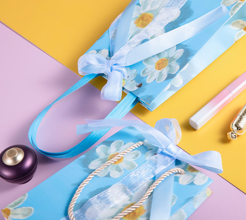 Fresh White Chrysanthemum Pattern Sky Blue Cardboard Gift Bags With Ribbon Fashion Tote Bag