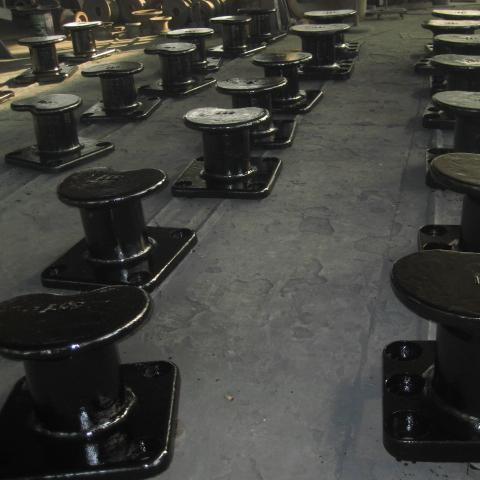 80T Small Mooring Bollards Kidney Type Cast Iron Pier Bollards Polished Ship Docking
