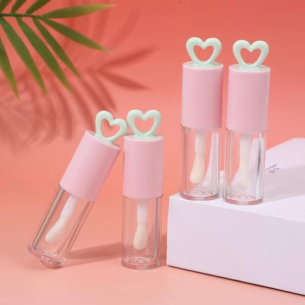 Couleur personnalisée 7 ml tube de vernis à lèvres en plastique à cœur creux pour emballage portable
