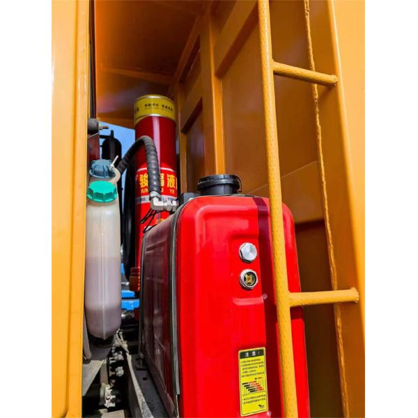 Heavy‑Duty Sinotruk HOWO V7 in Desert Yellow 300 L Fuel Tank