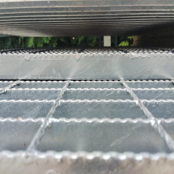 Stainless Steel Non-Slip Grating in 1000x1000mm Size for Industrial Flooring Solutions