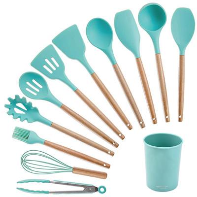 Utensílios de cozimento verdes da cozinha do silicone ajustados com os punhos de bambu de madeira