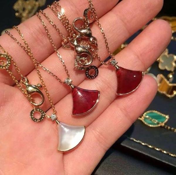 Divas' Dream Necklace in 18K Rose Gold with Mother of Pearl Precious Stone