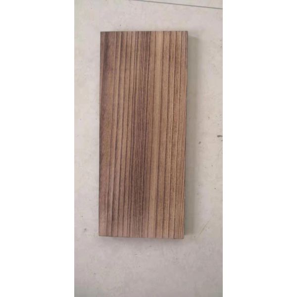 Плавучие полки из натурального сгоревшего дерева в современном дизайне для организации стенных книг