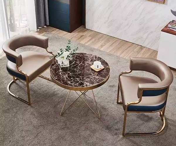 La mesa de comedor y las sillas de lujo del cuero del metal del estilo planchan las piernas doradas cubren al OEM de Seat con cuero