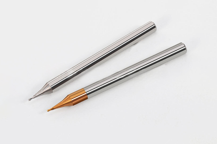 Moulin à billes de carbure de tungstène à 2 flûtes avec revêtement nACo4 et micro-diamètre pour les angles de 60° dans le fraisage CNC