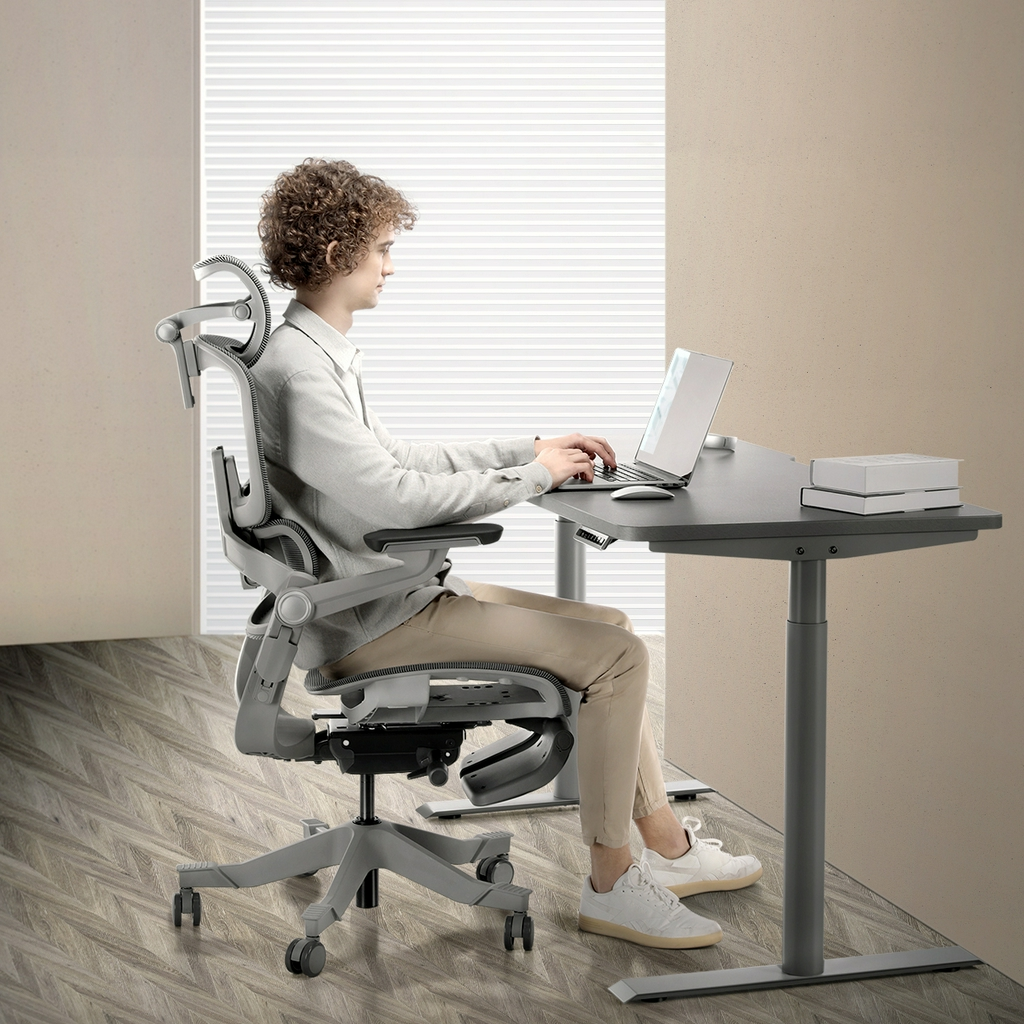 Customized Boss Swivel Office Chair with Adjustable Footrest and Aluminum Metal Armrest