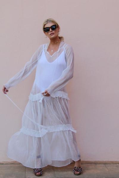 A praia sexy diáfano das mulheres da forma da roupa cobre veste-se acima