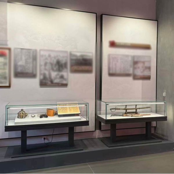 T Museum Exhibit Display Cases High Durability Adjustable With LED Lighting