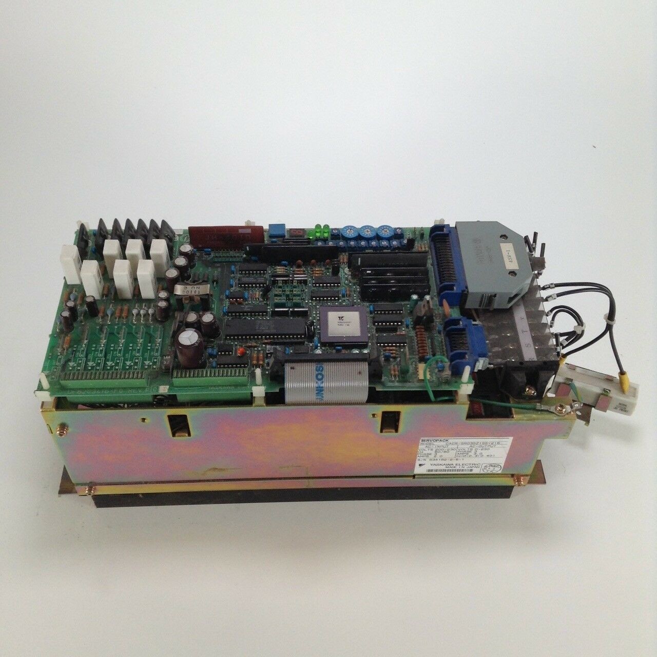 РЕГУЛЯТОР ОСИ CNC РЕГУЛЯТОРА CACR-SR SERVOCONTROL SERVOPACK YASKAWA CACR-SR03SZ1SSY215