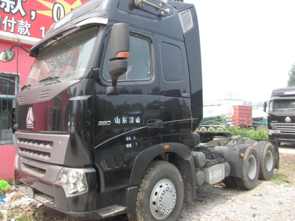 10 wheels Sinotruk Howo tractor truck / prime mover with luxury cabin and 12R20 tires