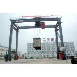 Heavy Duty 5 - 500t RTG Rubber Tyre Gantry Crane For Outdoor boxed shape