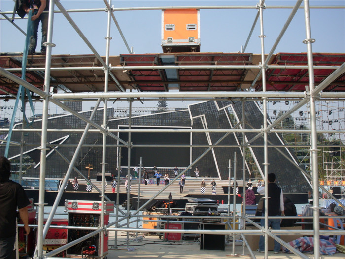 Этап связывая напольное ферменной конструкции случая стальное для предпосылки концерта