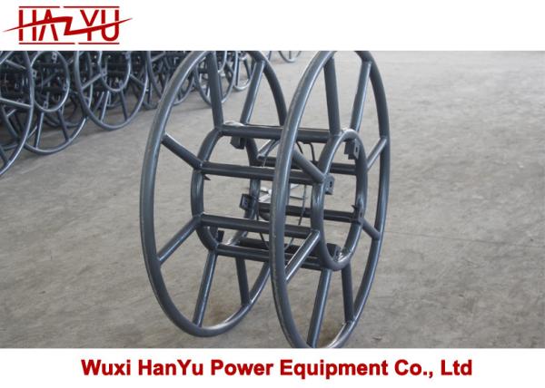 Les rouleaux d'outils de la ligne électrique avec deux supports croisés et des boulons de connexion