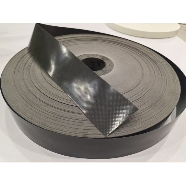 Tela em relevo PPD de cor preta para envolvimento e isolamento de cabos