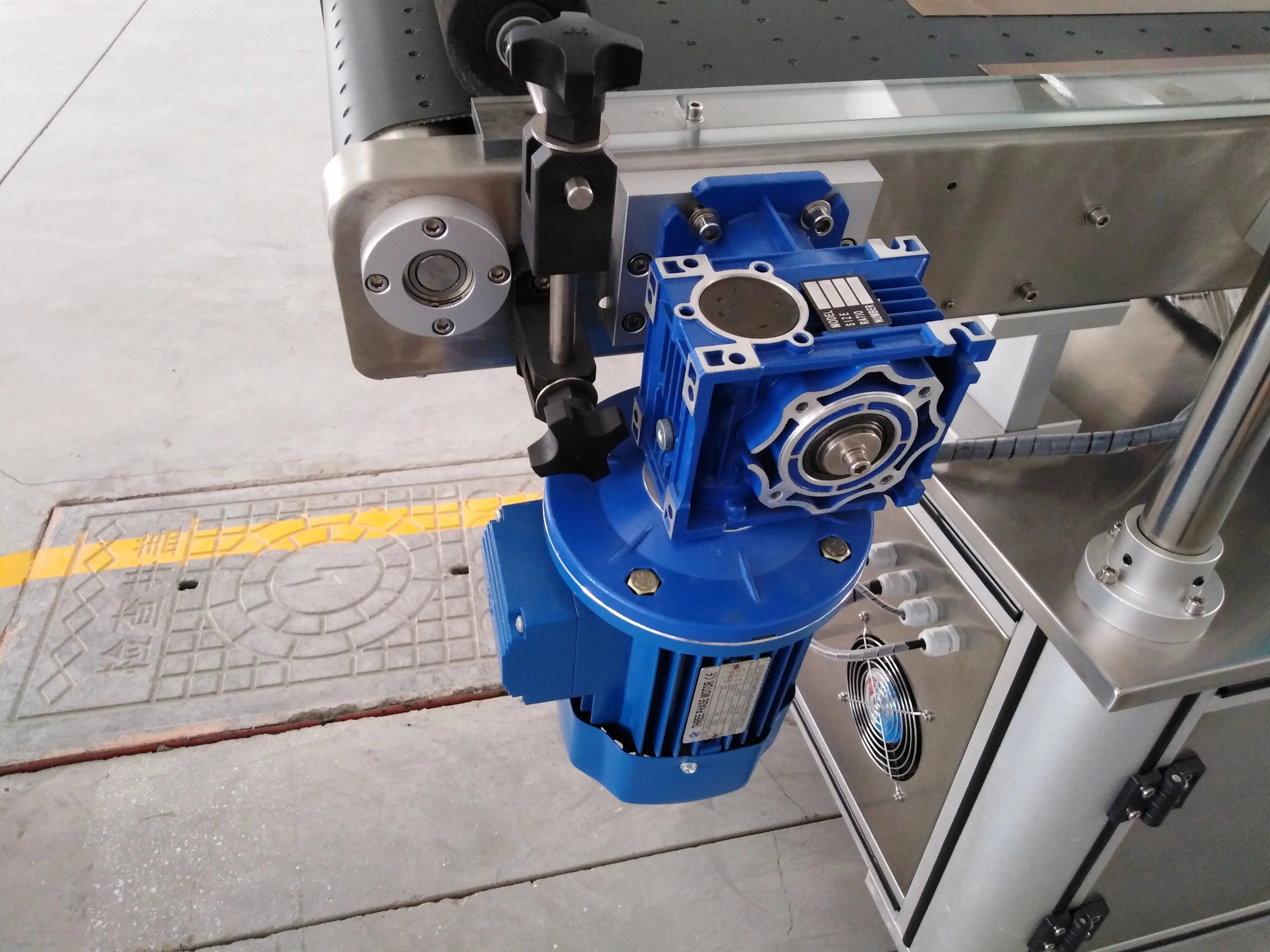 Машина для прикрепления этикеток бутылки 380V напитка 25MM автоматическая