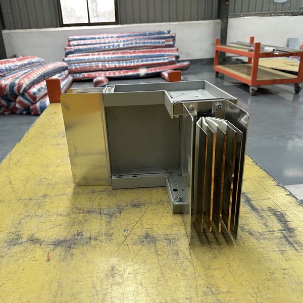 Système de barre omnibus en cuivre et aluminium 48V pour équipements de distribution d'énergie basse tension en gaine