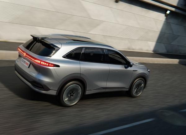 Vitre arrière électrique et réservoir de carburant Capacité 50-80L Changan CS75 PLUS 1.5T SUV avec 5 sièges 5 portes panoramique toit ensoleillé