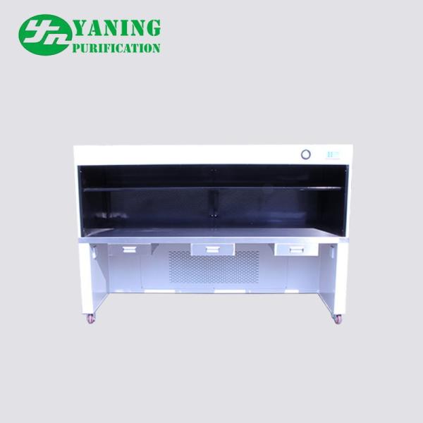 Três pessoas assentam o material de revestimento biológico do pó do corpo de aço de armário de segurança do fluxo laminar