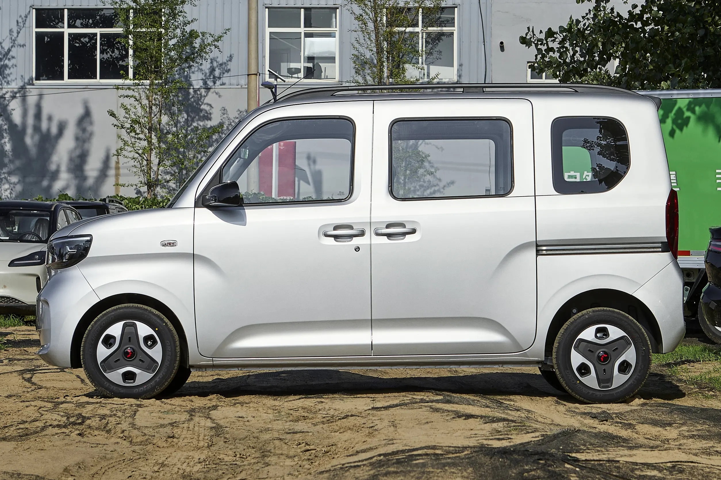 Wuling Zhiguang EV 4-Seater Pure Electric Van with 305 KM CLTC Range and DC Fast Charging