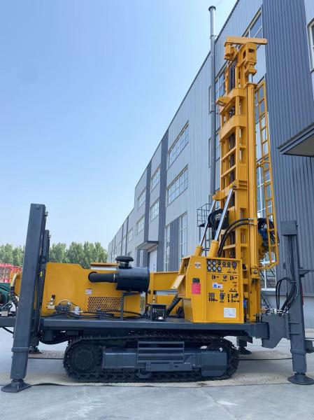 Vitesse d'alimentation rapide 55 m/min Réglage de forage de puits d'eau rampant avec moteur CUMMINS et couple rotatif élevé 12000/6000N.m