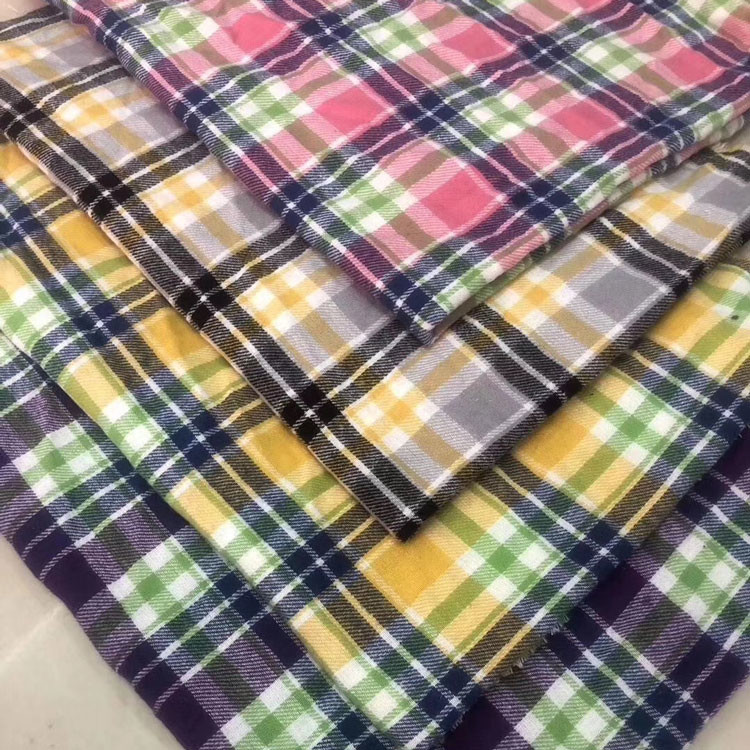 Пряжа рубашки проверки покрасила сплетенный тартан шотландки почищенный щеткой хлопко-бумажной тканью