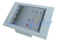 Clôture fixée au mur de bureau de kiosque d'Ipad avec la serrure anti-vol dans le blanc