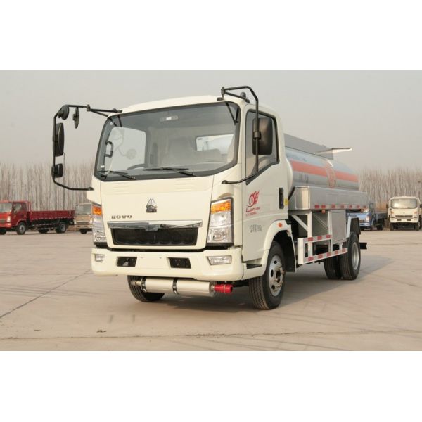 SINOTRUK HOWO 4x2 8000 Liters Capacity Fuel Tank Truck