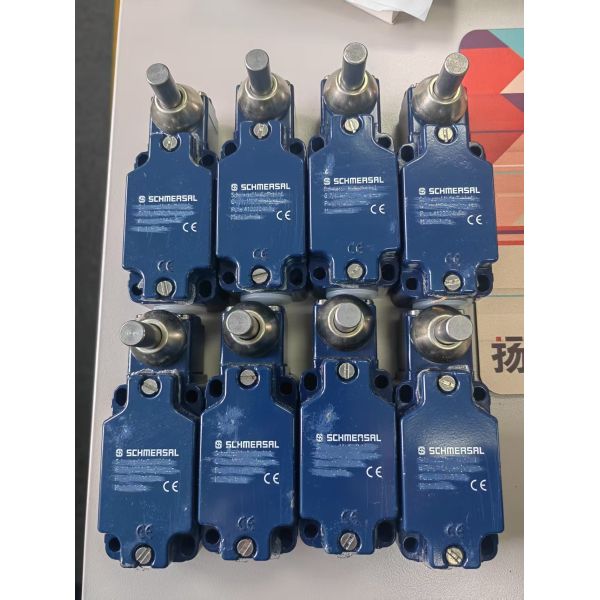 Schmersal M3V4D 330-11Y-M20 | M330 Limit Switch Fork Roller Lever