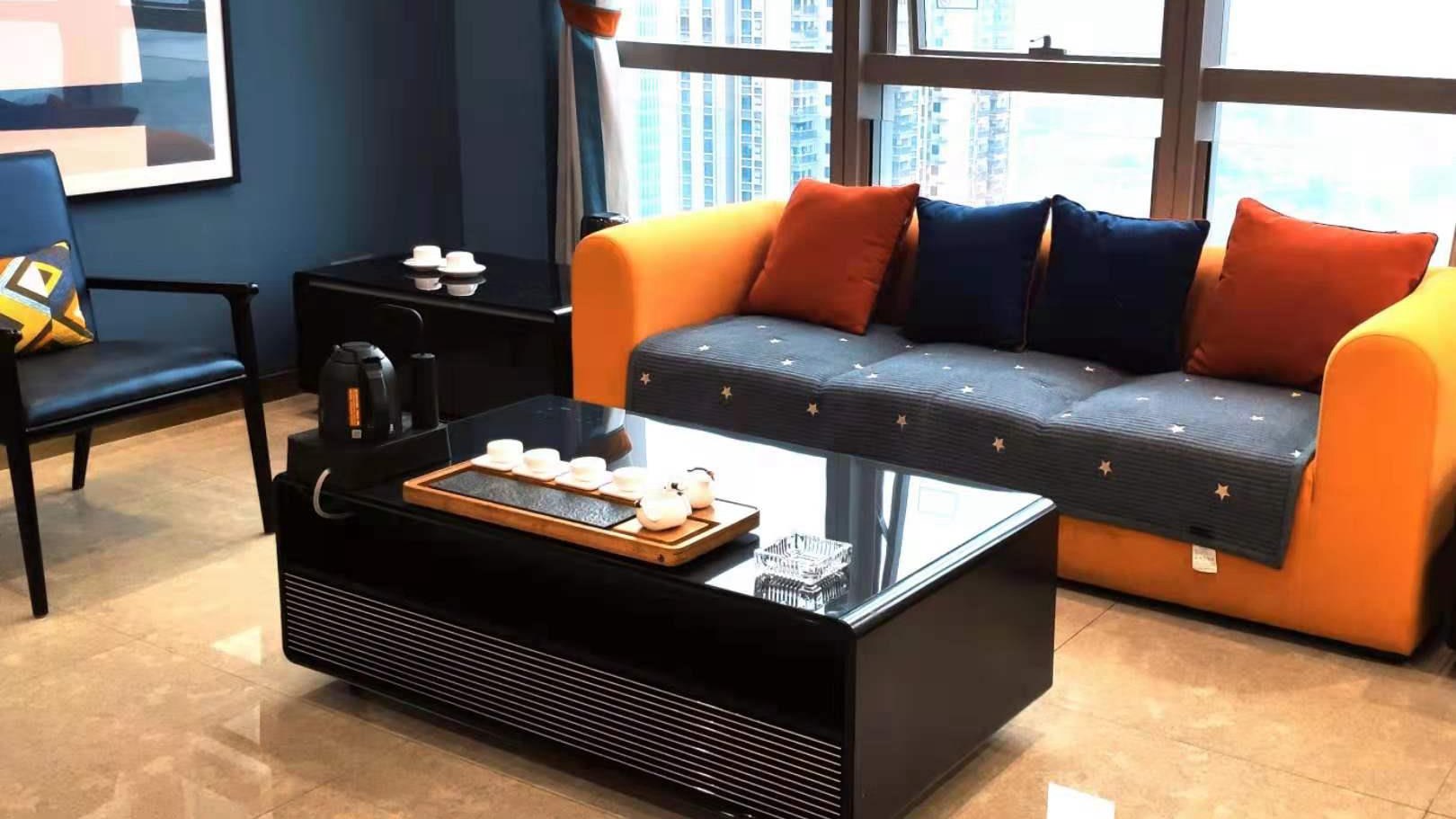 Умная мебель Деревянная подставка для телевизоров с светодиодным светом атмосферы и боковой оболочкой из твердого дерева