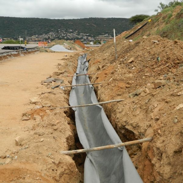 Flexible Plastic Drainage Ditch Geotextile Wrapped Plastic Blind Ditch For Sports Field And Municipal Drainage