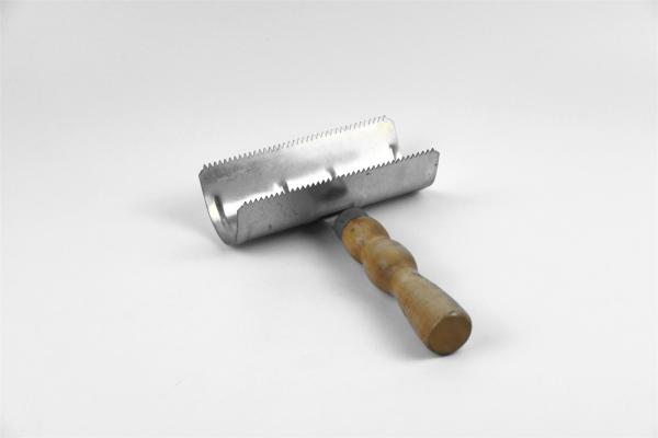 Arched Metal Horse Grooming Curry Comb 19*12.7 cm With Wooden Handle