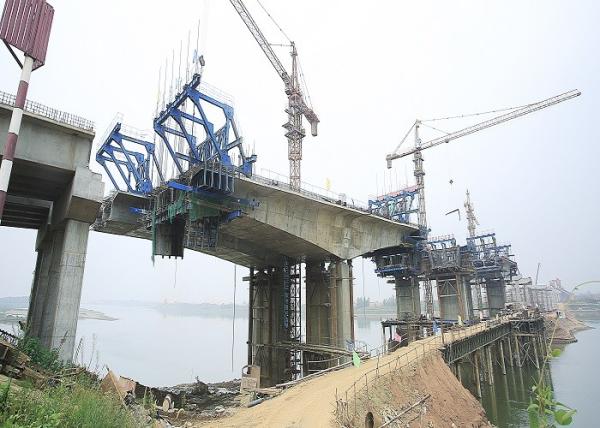 Os sistemas de pouco peso do molde da ponte irradiam a operação fácil do formulário do modilhão do molde de carcaça