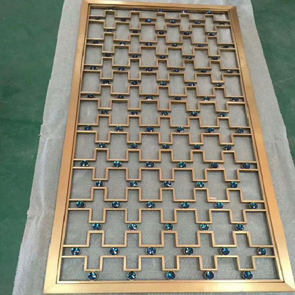 Белые рассекатель и экран комнаты прожития металла дизайна мрамора и золота