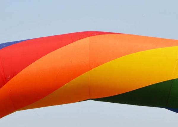 Arco-íris bonito exterior que anuncia o arco inflável para partidos ou cerimônias do evento