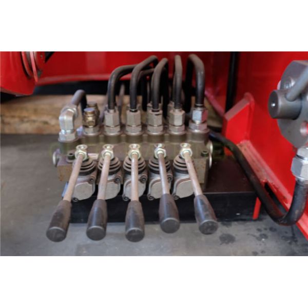 Red Truck Mounted Boom Crane , Truck Mounted Lifting Equipment Knuckle Boom