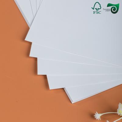 Papel blanco resistente a la humedad de 68 gramos ideal para etiquetas de botellas de vino y cerveza