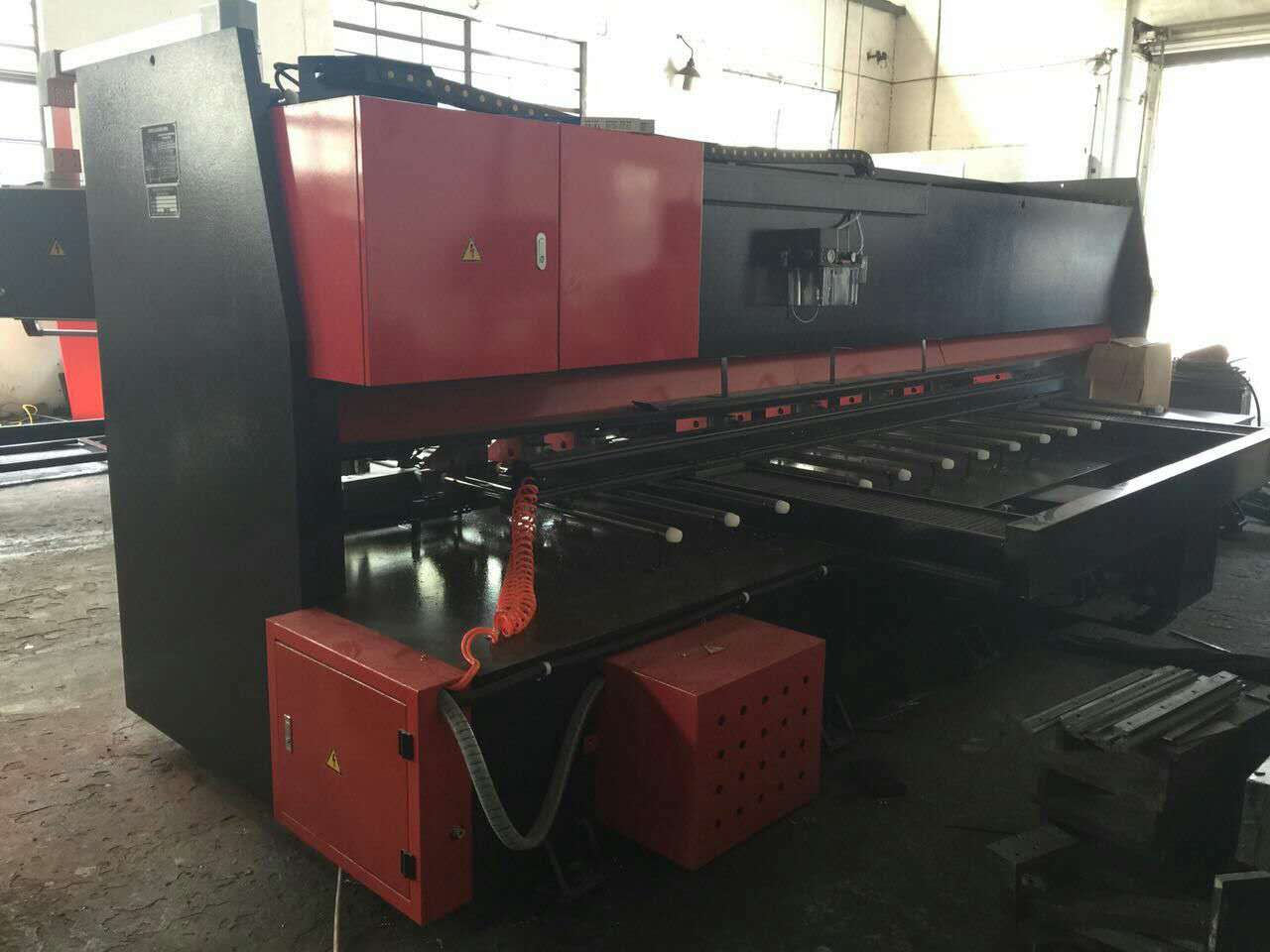 Вертикальный пневматический отрезок CNC v калибруя машину для нержавеющих листов