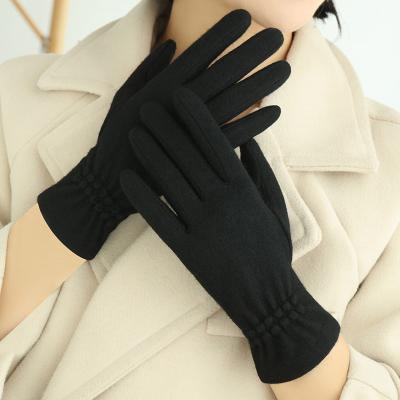 Le noir tricotent les gants chauds d'hiver de laine pour des femmes remettent de chauffage