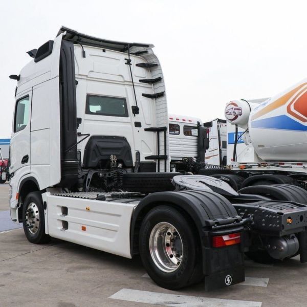 600L Fuel Tank Tractor Truck with Air Suspension Driver Seat and ＞8L Engine Capacity