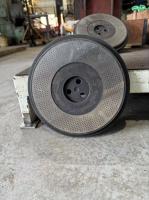 Extrudeuse à haute ténacité et résistante à l'usure à matrice plate pour extrudeuses à longue durée de vie