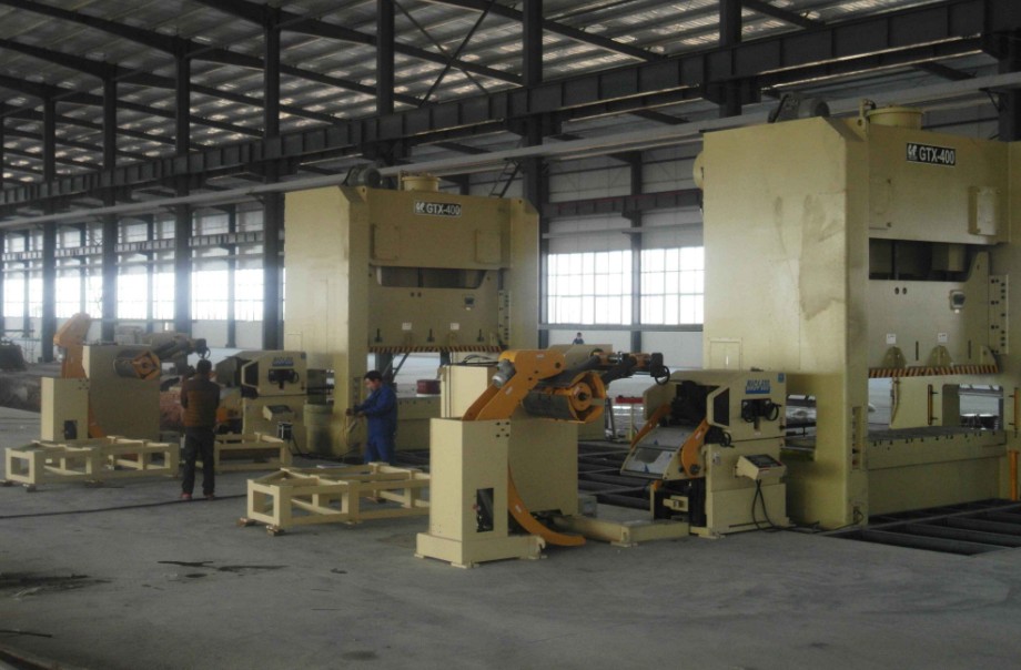 Полноавтоматические 3 в 1 раскручивателе фидера катушки листа сервопривода Нк/стальном Декоилер МАК4-600