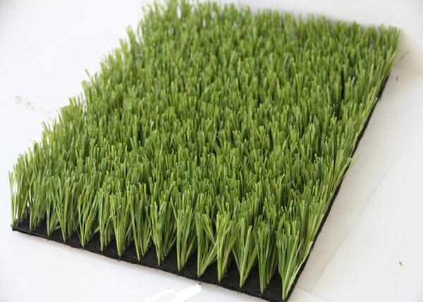 A grama falsa do relvado artificial feito sob encomenda do futebol atapeta o comprimento de rolo de 20m - de 25m
