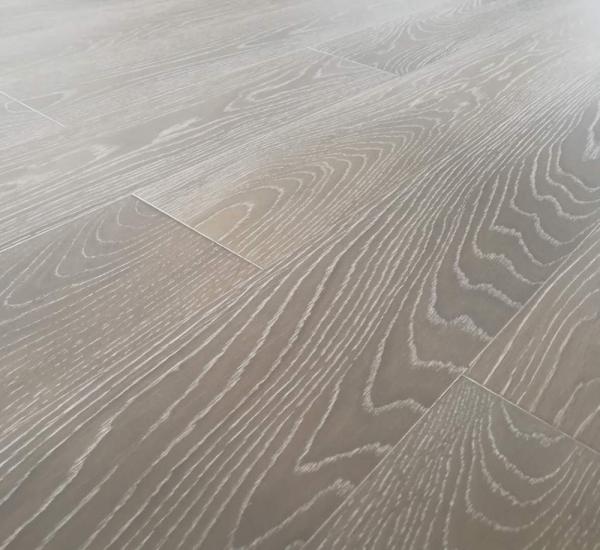 le plancher en bois de multi-couches fumées de chêne, la catégorie d'ab et le blanc ont lavé le finissage