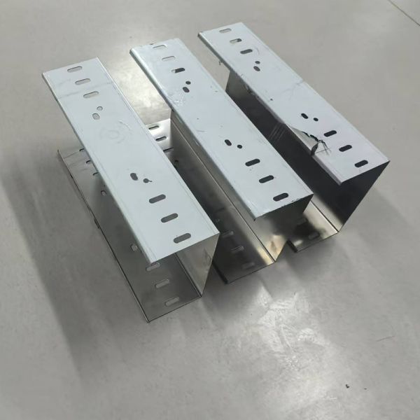 Non Combustible Stainless Iron Electric Cable Trunking For Wall Mounted Or Suspended Installation