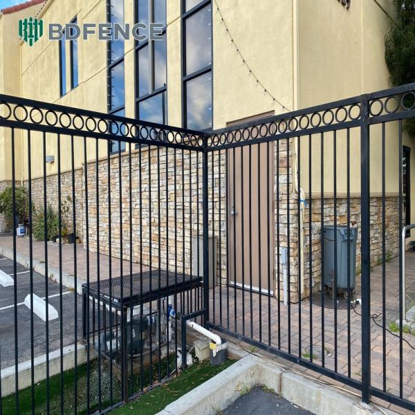 Front Yard Tubular Steel Fence Curb Enhancer