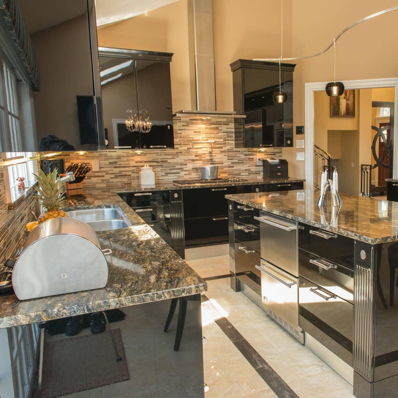 European Style Solid Wood Kitchen Cabinet Furniture with Guaranteed and Glossy Finish