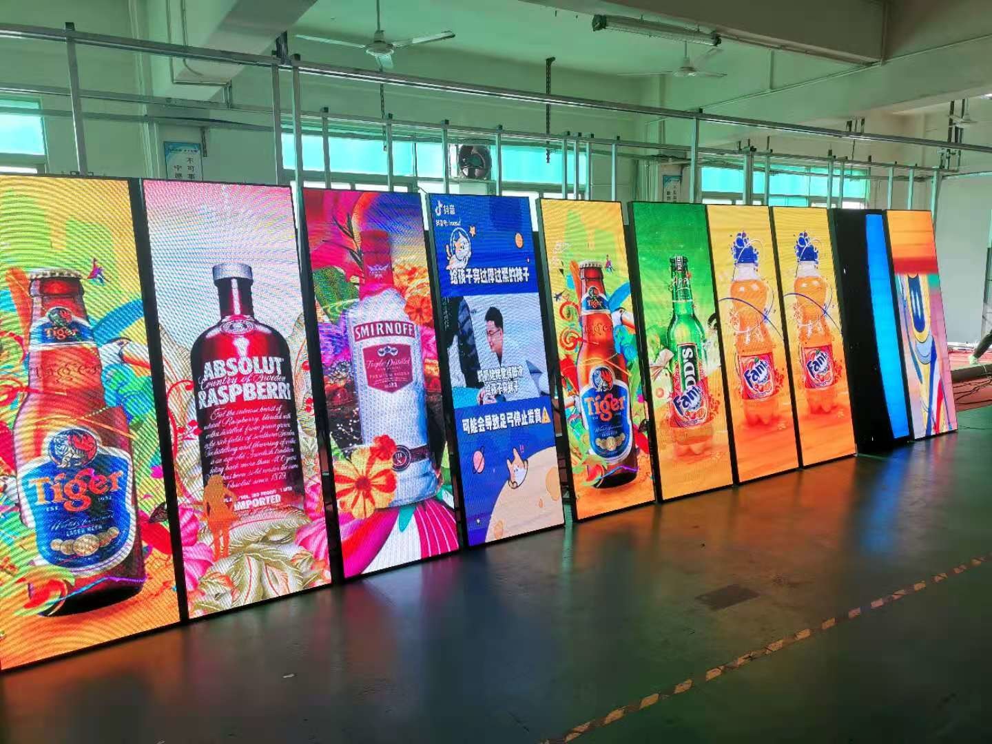 600W P2.5 1200nits привело доску рекламы IP43 плаката