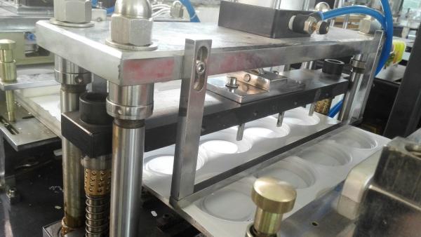 Tampa plástica da elevada precisão que forma a máquina com largura do controle 450mm do PLC