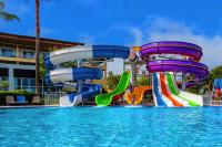 Parc d'attractions aquatiques piscine extérieure enfants montent sur des toboggans en fibre de verre
